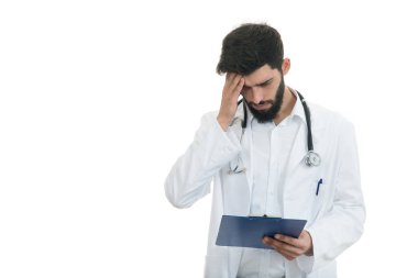 Endişeli doktor eller klasöründe ile