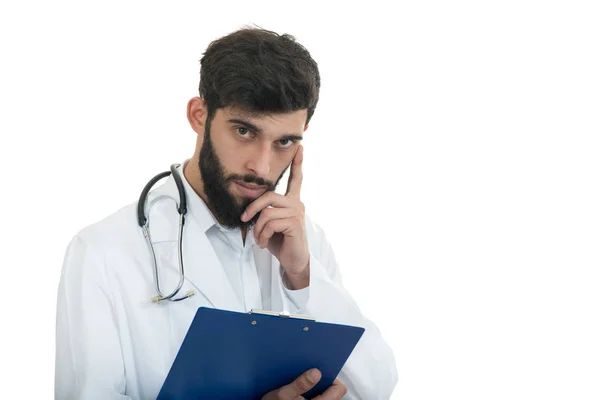 Médico masculino segurando pasta e estetoscópio — Fotografia de Stock