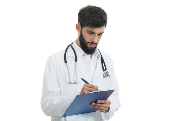 Беспокойный врач с папкой в руках — стоковое фото
