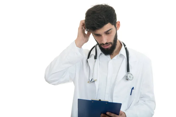 Médico preocupado con carpeta en las manos — Foto de Stock