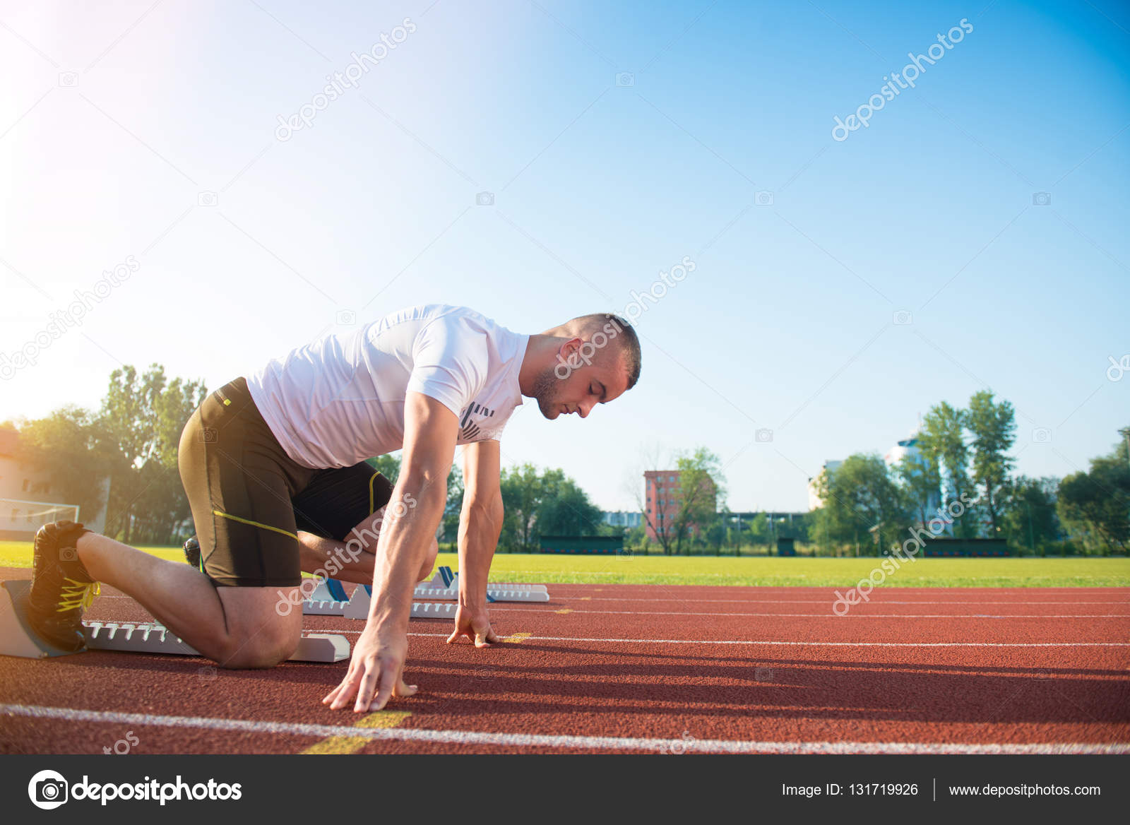 运动。短跑运动员在跑道上离开起跑器。照片摄影图片_ID:307857300-Veer图库