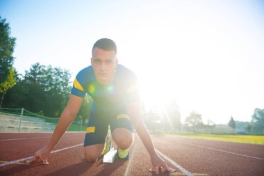 Çalıştırmak başlangıç yolda atletik erkek. 