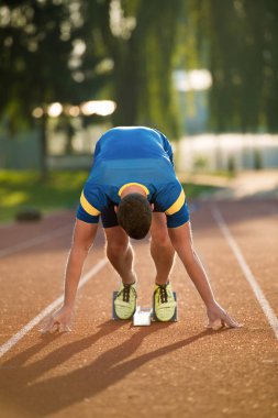 Çalıştırmak başlangıç yolda atletik erkek. 