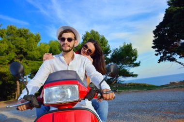 Bir scooter üzerinde mutlu çift 