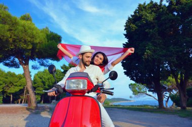Bir scooter üzerinde mutlu çift 