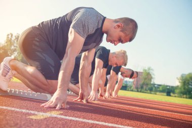 İnsanlar parça sahada yarışa hazır
