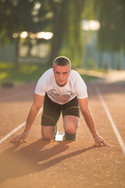 Çalıştırmak başlangıç yolda atletik erkek. 