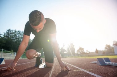Çalıştırmak başlangıç yolda atletik erkek. 