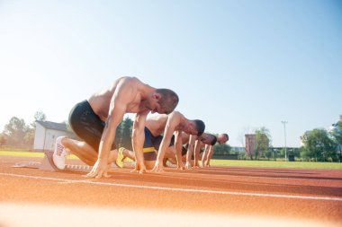 Erkek Atletizm koşucular başlangıç çizgisi üzerinde 