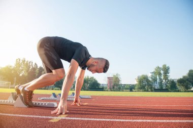 Erkek atlet atletizm koşu parkuru konumdan başlayarak Tarih.