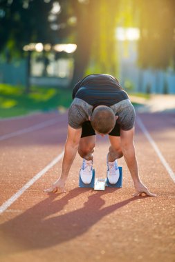 Çalıştırmak başlangıç yolda atletik erkek. 