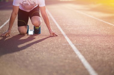 Çalıştırmak başlangıç yolda atletik erkek. 