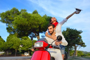 Bir scooter üzerinde mutlu çift 