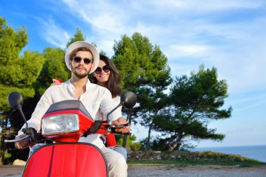 Bir scooter üzerinde mutlu çift 