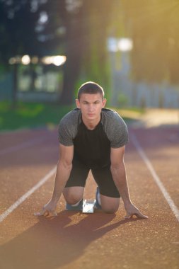 Çalıştırmak başlangıç yolda atletik erkek. 