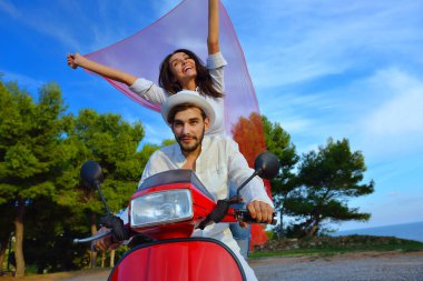 Bir scooter üzerinde mutlu çift 