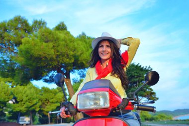 scooter üzerinde oturan genç kadın 