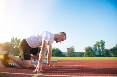 Erkek atlet atletizm koşu parkuru konumdan başlayarak Tarih.