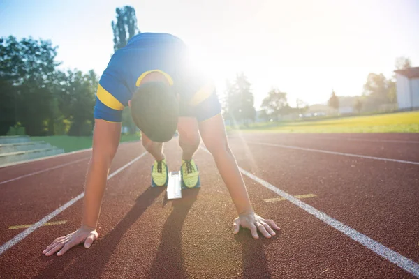 Sportlicher Mann auf Laufkurs. — Stockfoto