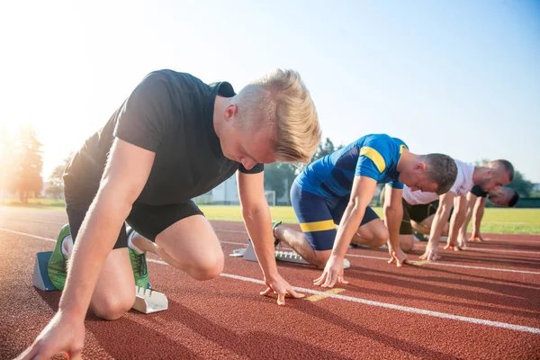 Personas listas para correr en el campo de atletismo — Foto de Stock