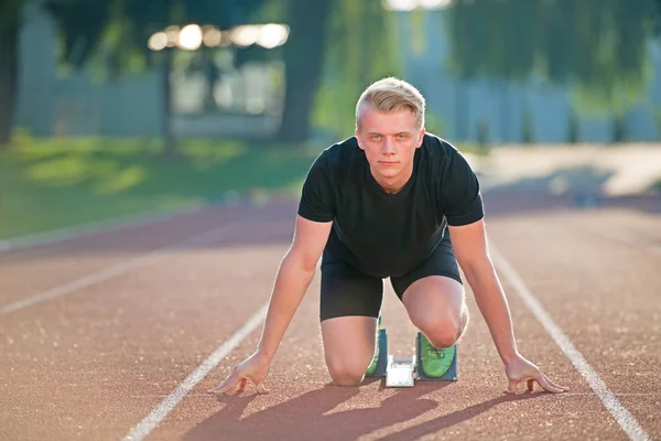 Çalıştırmak başlangıç yolda atletik erkek. — Stok fotoğraf