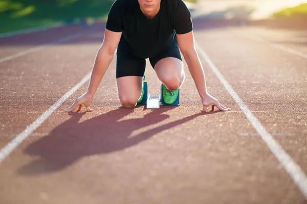 Hombre atlético en pista comenzando a correr . — Foto de Stock