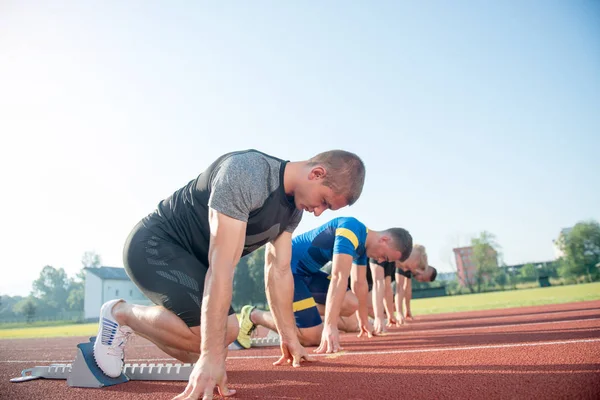 Menschen bereit für Rennen auf der Leichtathletik — Stockfoto