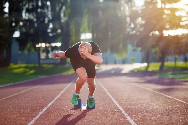 Sprinter lasciando blocchi di partenza sulla pista in esecuzione . — Foto Stock