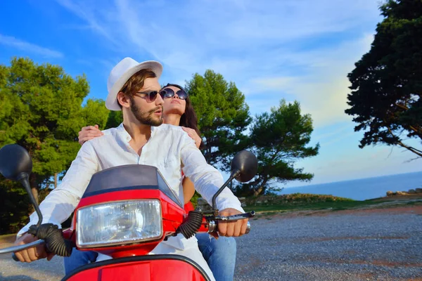 Glückliches Paar auf einem Motorroller — Stockfoto