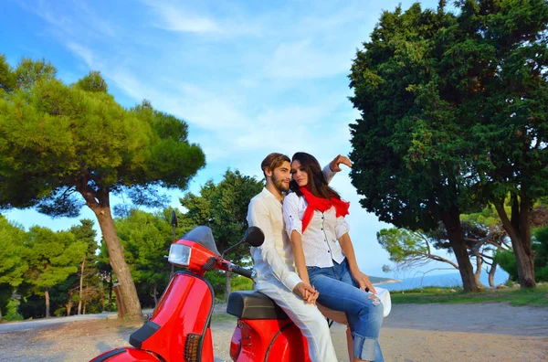 Pareja joven en el camino del campo — Foto de Stock