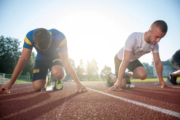 人は陸上でレースをする準備ができてください。 — ストック写真