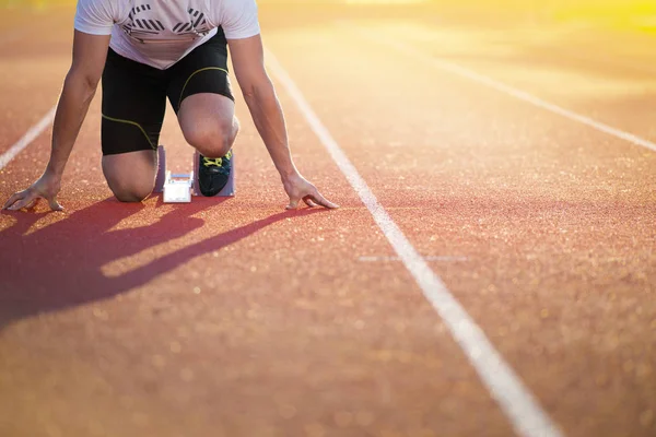 Homem atlético na pista começando a correr . — Fotografia de Stock