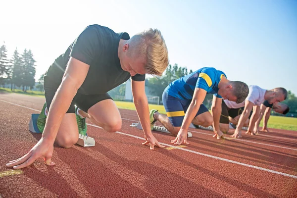 Pessoas prontas para correr no atletismo — Fotografia de Stock