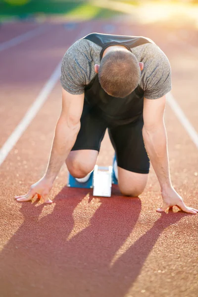 Çalıştırmak başlangıç yolda atletik erkek. — Stok fotoğraf