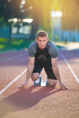 Çalıştırmak başlangıç yolda atletik erkek. 