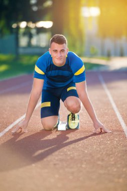 Çalıştırmak başlangıç yolda atletik erkek. 