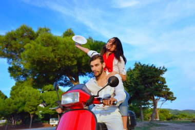 Bir scooter üzerinde mutlu çift 