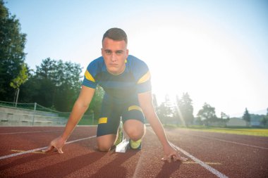 Çalıştırmak başlangıç yolda atletik erkek. 