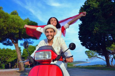 Bir scooter üzerinde mutlu çift 