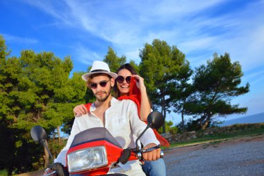 Bir scooter üzerinde mutlu çift 