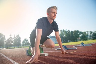 Çalıştırmak başlangıç yolda atletik erkek. 