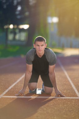 Çalıştırmak başlangıç yolda atletik erkek. 