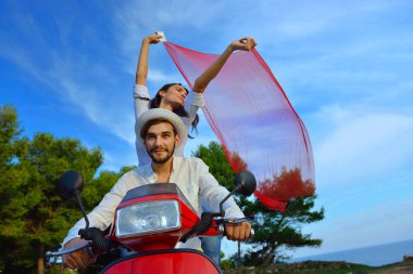 Bir scooter üzerinde mutlu çift 
