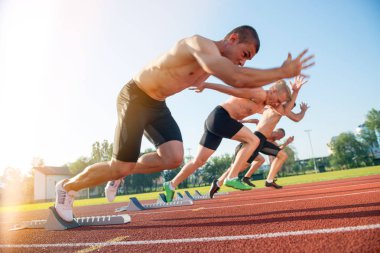 Erkek Atletizm koşucular başlangıç çizgisi üzerinde 