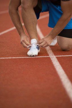 Genç adam ayakkabılarını ipe Runner 