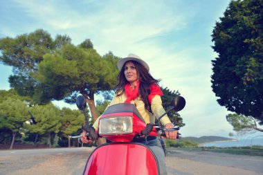 scooter üzerinde oturan genç kadın 