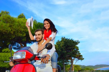 Bir scooter üzerinde mutlu çift 