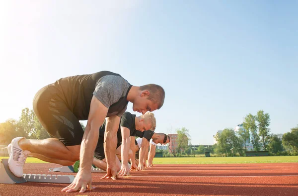 Menschen bereit für Rennen auf der Leichtathletik — Stockfoto