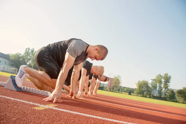 People ready to race on track field — Stock Photo, Image