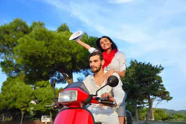 Pareja feliz en un scooter — Foto de Stock